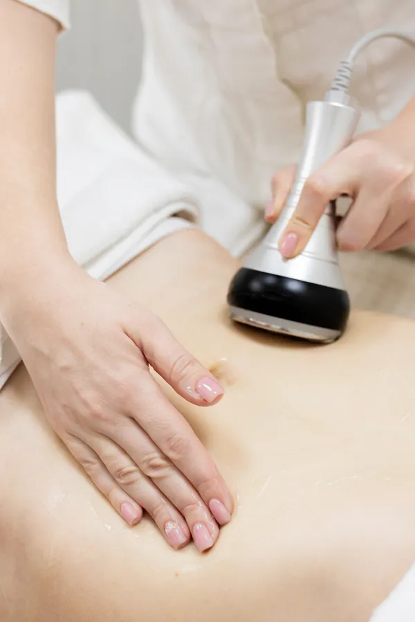 Ultrasonic-Wave-Body-Sculpting-Treatment A woman on a clinic bed getting Ultrasonic Wave Body Sculpting treatments from Dr. Robert Powers of Eternal Vitality Orlando in Orlando.